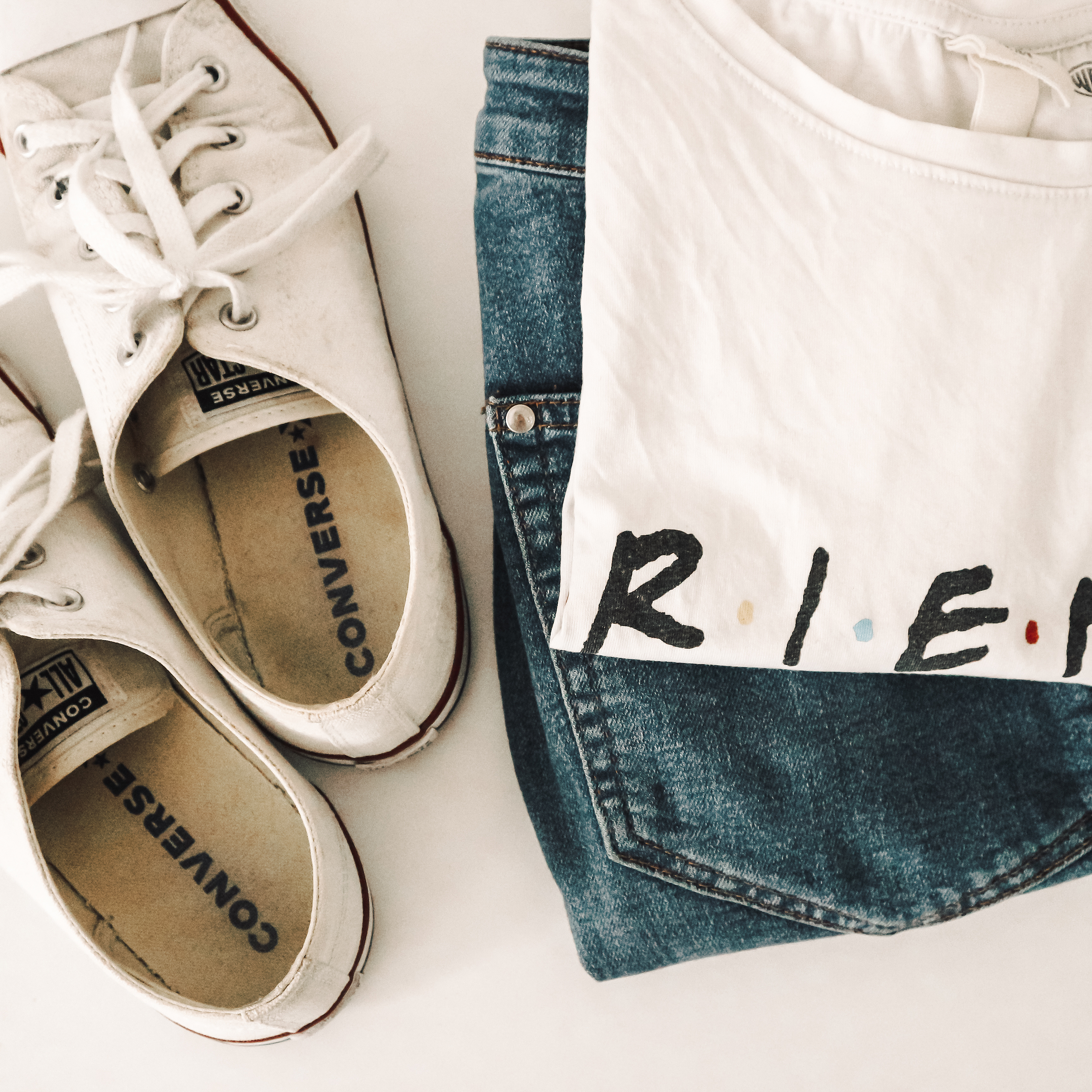 Friends T-Shirt, jeans and white Converse.